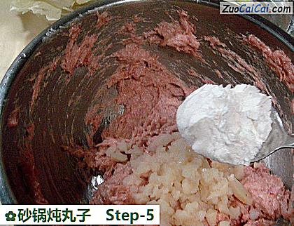 砂锅炖丸子做法第五步骤