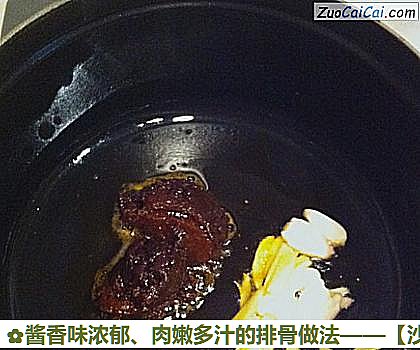 酱香味浓郁、肉嫩多汁的排骨做法做法第二步骤