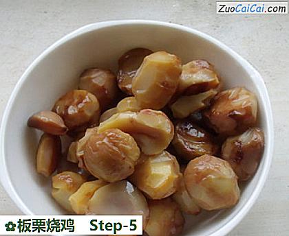 板栗烧鸡做法第五步骤
