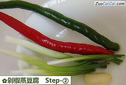 剁椒蒸豆腐做法第二步骤
