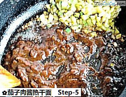茄子肉酱热干面做法第五步骤