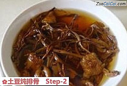 土豆炖排骨做法第二步骤