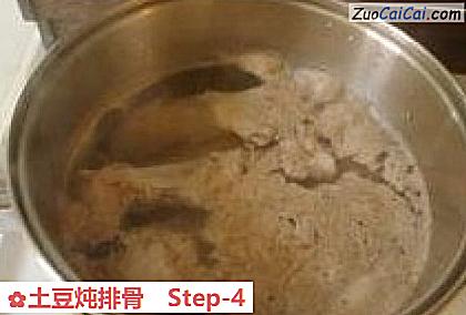 土豆炖排骨做法第四步骤