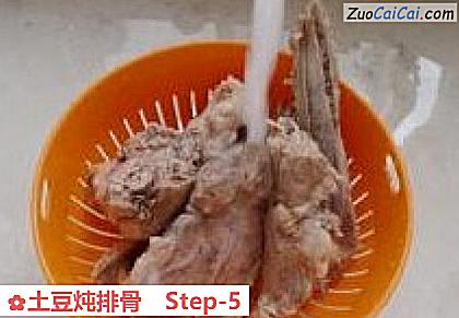 土豆炖排骨做法第五步骤