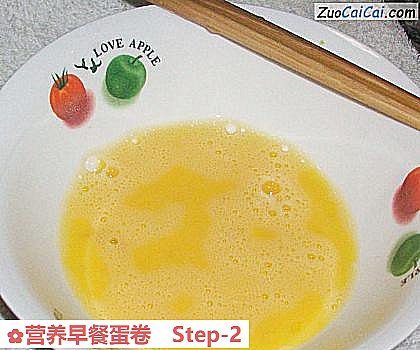 营养早餐蛋卷做法第二步骤