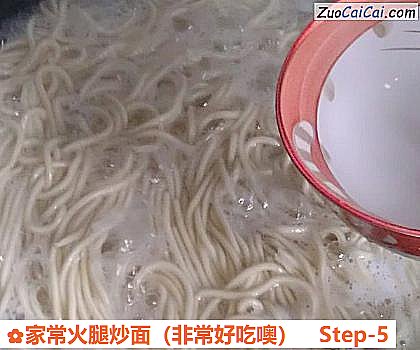 家常火腿炒面做法第五步骤