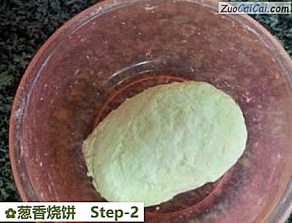 葱香烧饼做法第二步骤