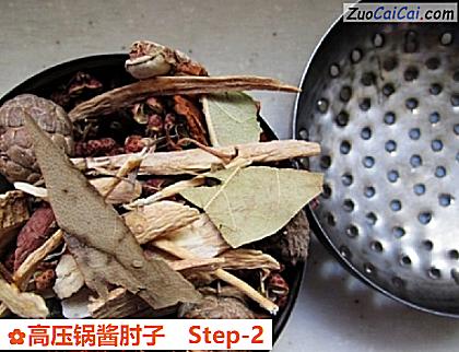 高压锅酱肘子做法第二步骤