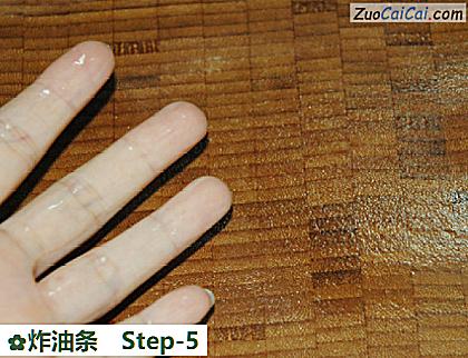 炸油条做法第五步骤