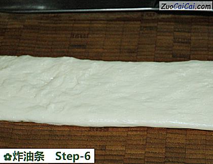 炸油条做法第六步骤