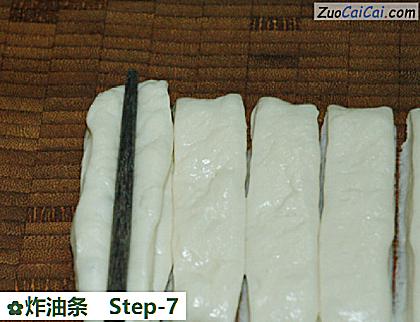 炸油条做法第七步骤