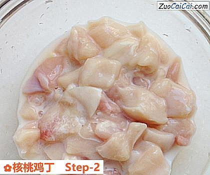 核桃鸡丁做法第二步骤