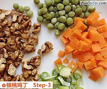 核桃鸡丁做法第三步骤
