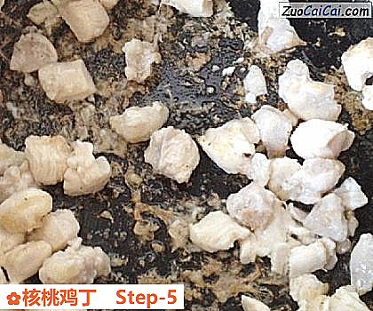 核桃鸡丁做法第五步骤