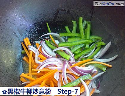 黑椒牛柳炒意粉做法第七步骤