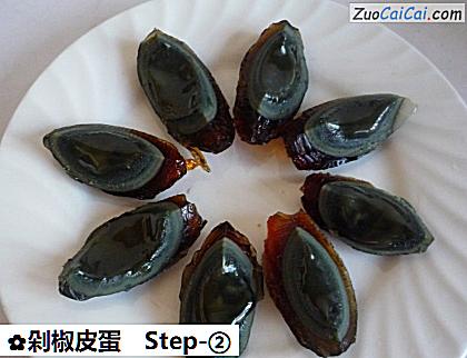 剁椒皮蛋做法第二步骤