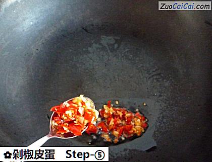 剁椒皮蛋做法第五步骤