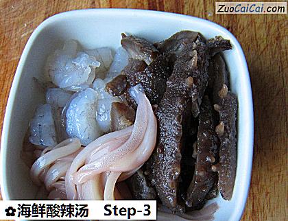 海鲜酸辣汤做法第三步骤