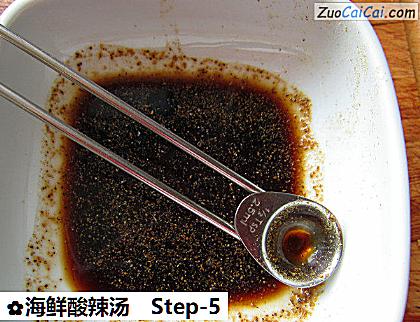 海鲜酸辣汤做法第五步骤