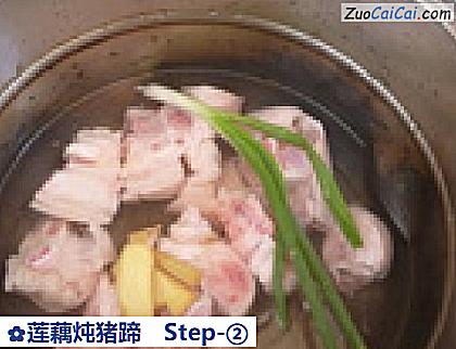 莲藕炖猪蹄做法第二步骤