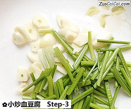 小炒血豆腐做法第三步骤