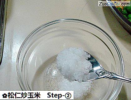 松仁炒玉米做法第二步骤