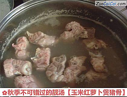 玉米红萝卜煲猪骨做法第二步骤