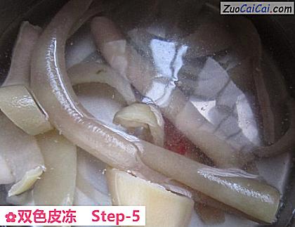 双色皮冻做法第五步骤