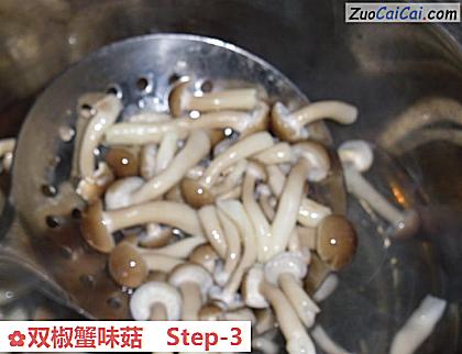 双椒蟹味菇做法第三步骤