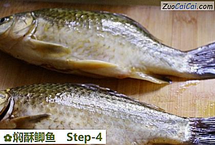 焖酥鲫鱼做法第四步骤