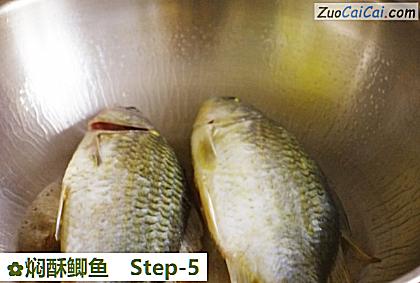 焖酥鲫鱼做法第五步骤