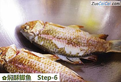 焖酥鲫鱼做法第六步骤