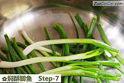 焖酥鲫鱼做法第七步骤