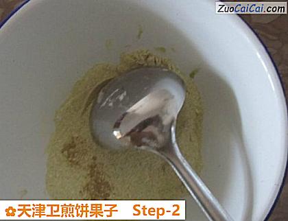 天津卫煎饼果子做法第二步骤