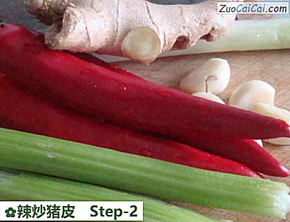 辣炒猪皮做法第二步骤