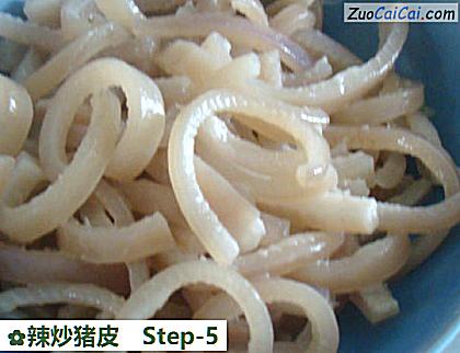 辣炒猪皮做法第五步骤