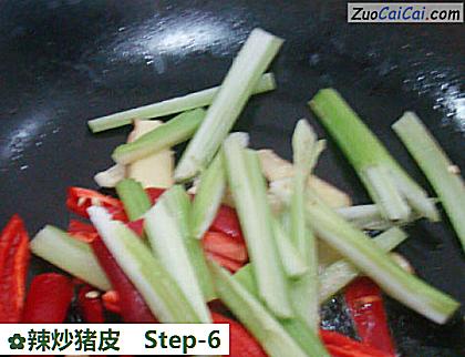 辣炒猪皮做法第六步骤