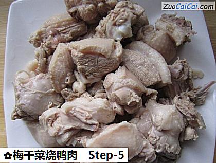 梅干菜烧鸭肉做法第五步骤