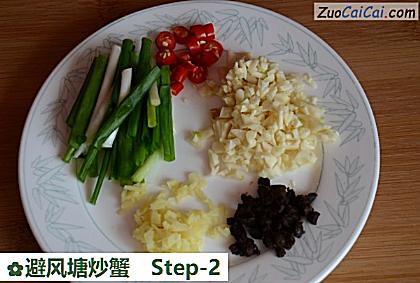避风塘炒蟹做法第二步骤