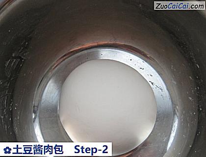 土豆酱肉包做法第二步骤