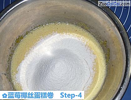 蓝莓椰丝蛋糕卷做法第四步骤