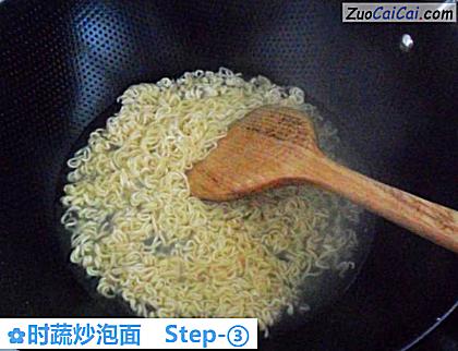 时蔬炒泡面做法第三步骤