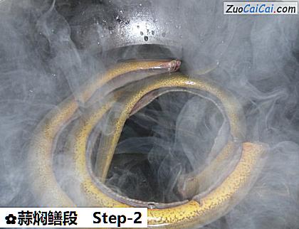 蒜焖鳝段做法第二步骤