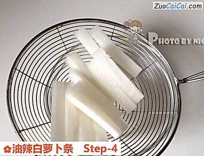 油辣白萝卜条做法第四步骤