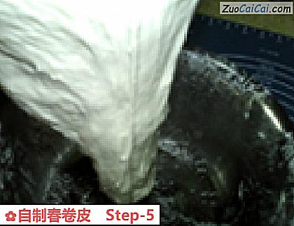自制春卷皮做法第五步骤