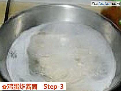 鸡蛋炸酱面做法第三步骤