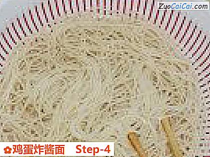 鸡蛋炸酱面做法第四步骤