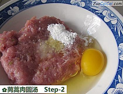 茼蒿肉圆汤做法第二步骤