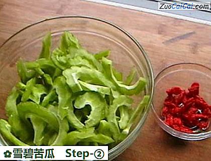 雪碧苦瓜做法第二步骤