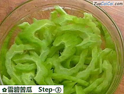 雪碧苦瓜做法第三步骤